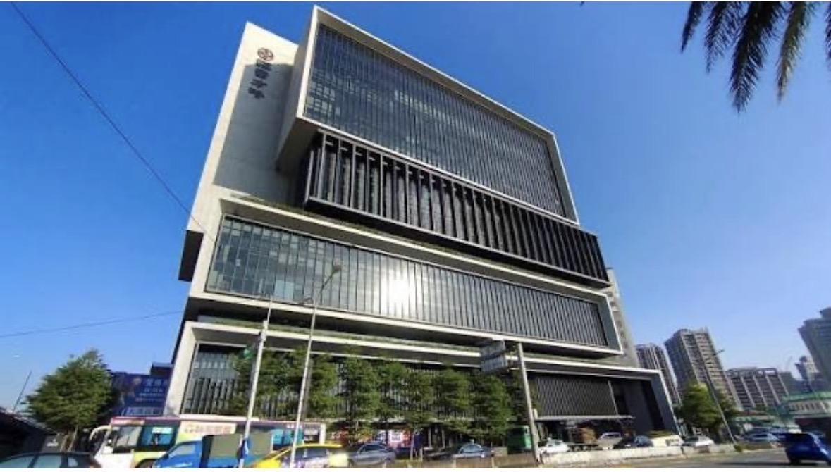 公司實際辦公大樓原始照片，保留建築外觀與比例