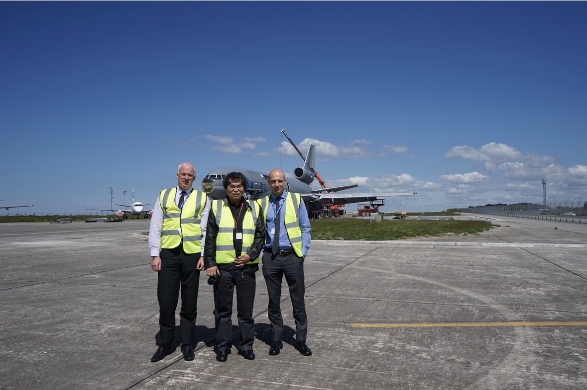 三人在機場飛機前的原始合照 / Original airport photograph of three people in front of an aircraft